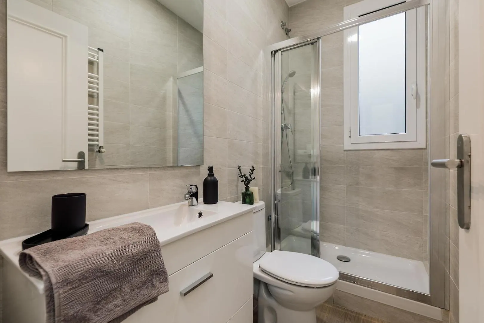 Reis - 3 Bedrooms And Balcony In Vila De Gracia Barcelona 0*,  Spain